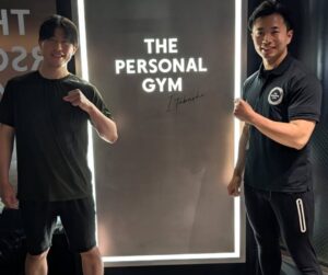 トレーナーとお客様がポーズしている