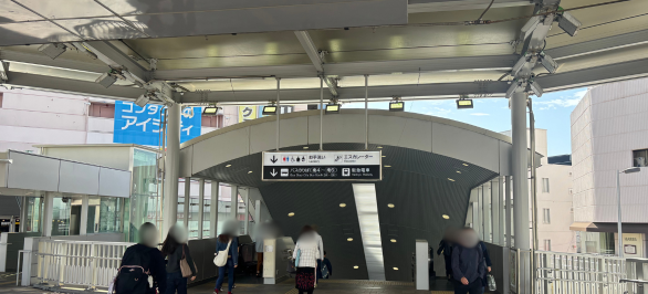 しばらく進むとエスカレーターがございますので、下へお降りください。
