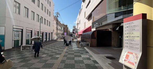 降りると右手に松坂屋が見えますので、そのまま直進してください。
