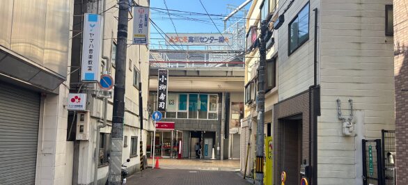 しばらく進むと高槻センター街に繋がりますので、右にお進みください。
