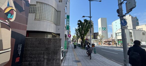 センター街を抜けましたら、信号は渡らず左に曲がり、そのまま直進してください。

