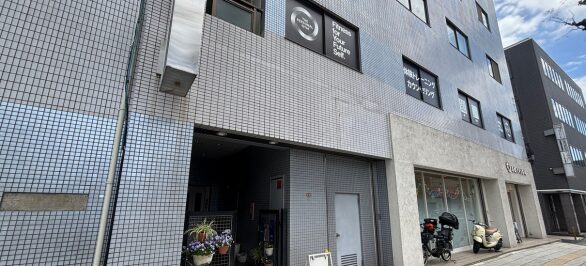 少し進むと左手に見えるこちらのビルの2階が当ジムでございます。
