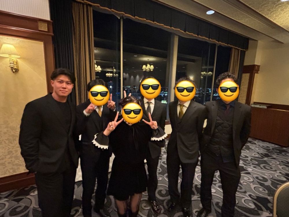 同窓会のトレーナー伊藤のスーツ姿