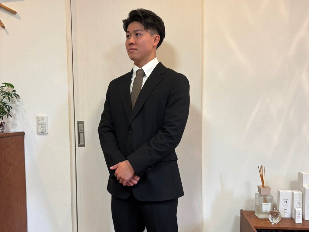 成人式の際のトレーナー伊藤のスーツ姿