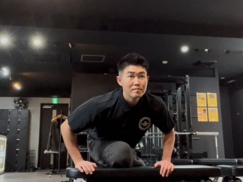 股関節の可動域を改善するストレッチとトレーニングで身体の使い方を整える様子