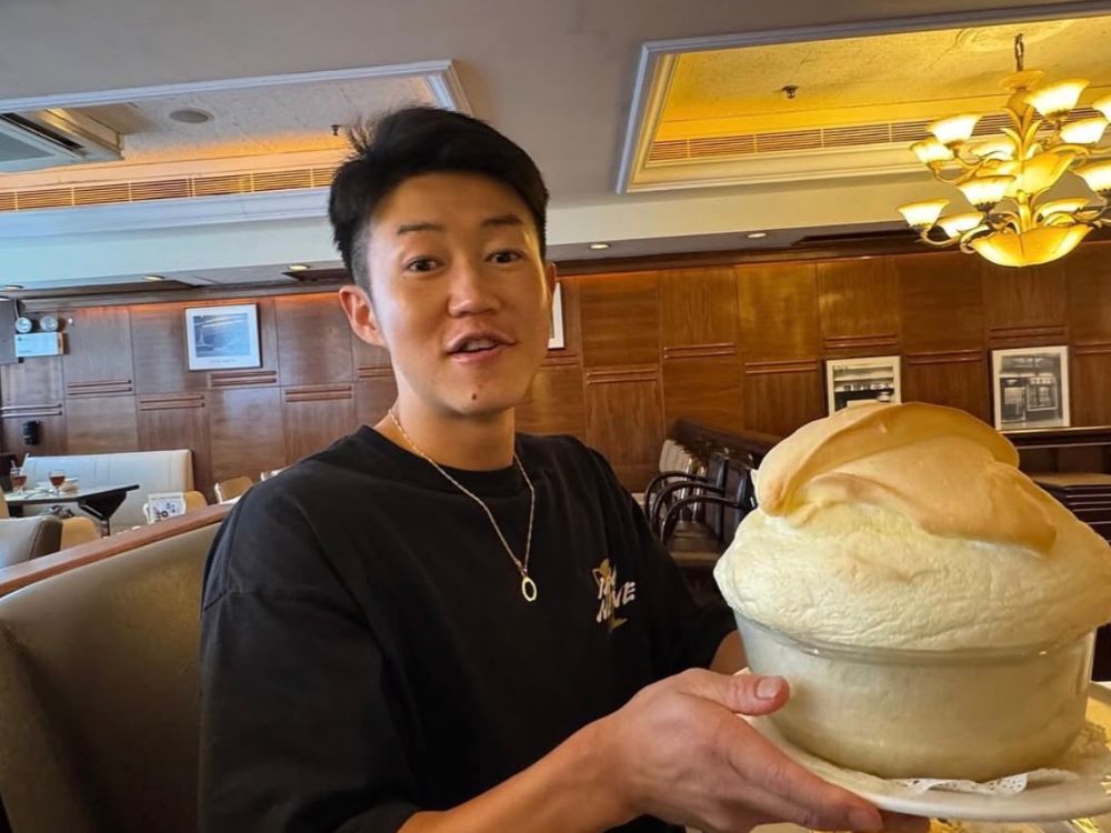 門前仲町のパーソナルトレーニングで外食やスイーツも楽しみながらボディメイクを行う様子