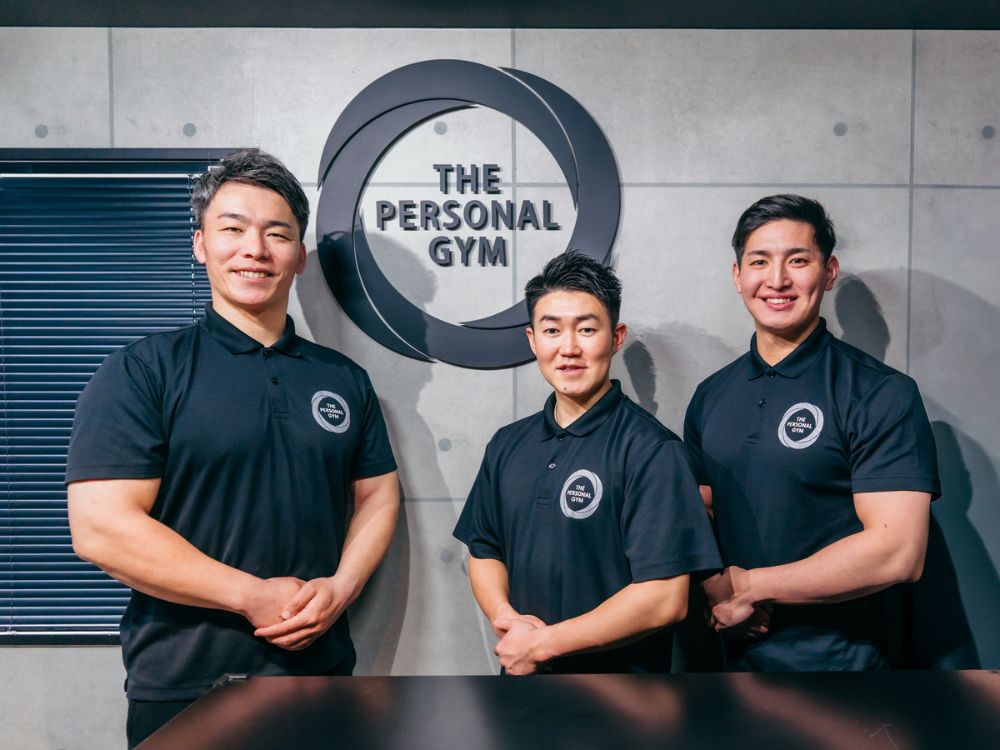 門前仲町のパーソナルジムTHE PERSONAL GYMのトレーナー3名が並んでいる写真