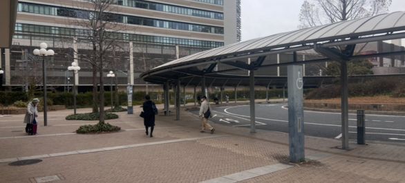 エスカレーターを降りたら左方向にバスターミナルに沿って向かってください。
