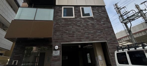 THE PERSONAL GYM (ザ  パーソナル ジム)西宮店はこのビルの9階になるので、エレベーターで上がってください。
