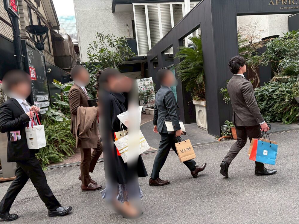 足立トレーナスーツ着用にて歩いている写真