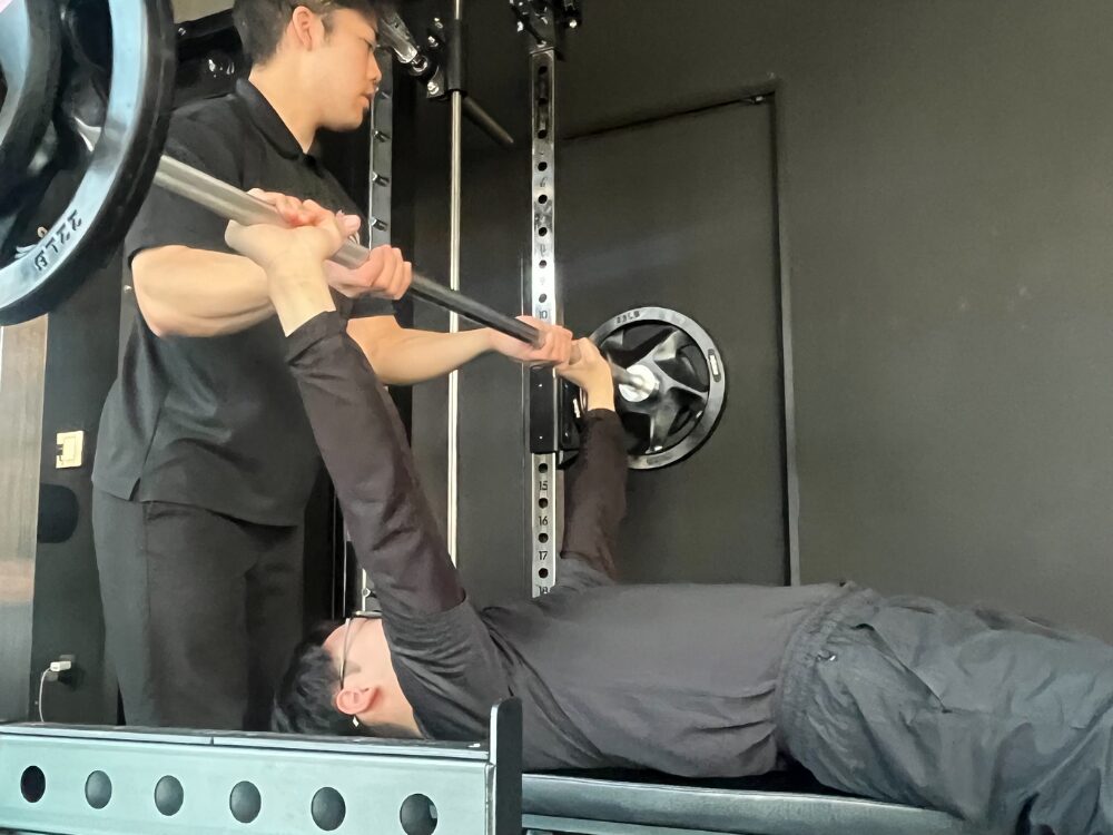 お客様がベンチプレスをしている様子