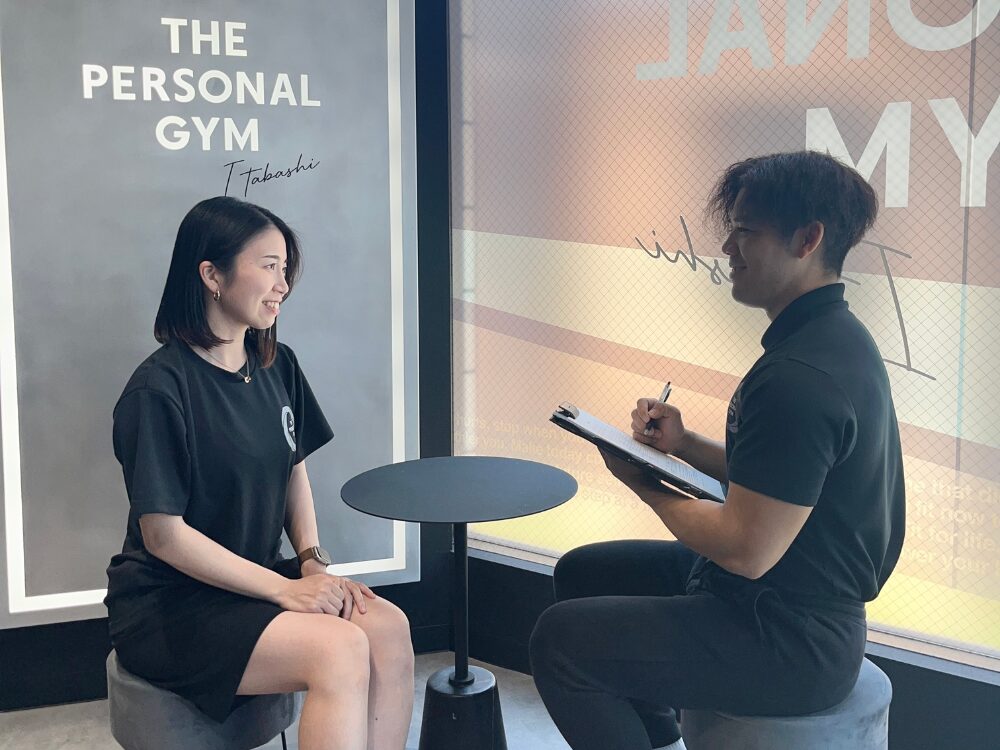 トレーナーがお客様をカウンセリングしている