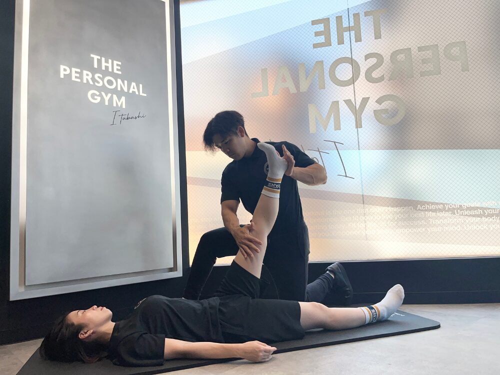 トレーナーがお客様をストレッチしている様子