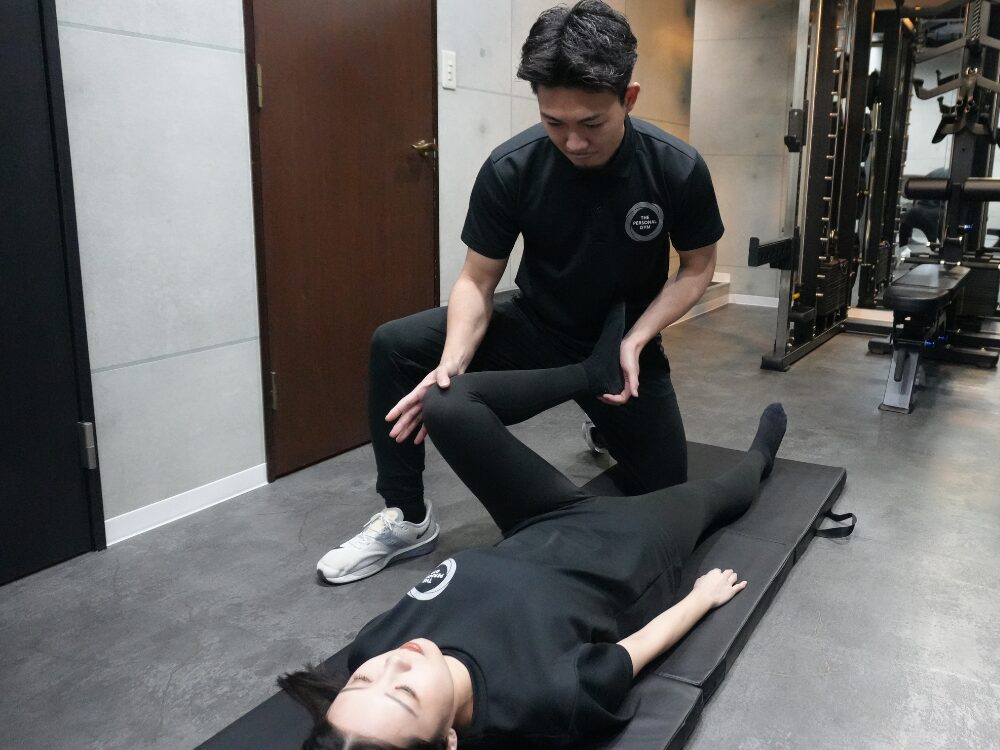 トレーナーがお客様のコンディショニング改善をしている