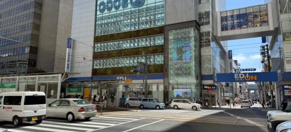 地上に出たら、右手にある「エディオン広島本店」に沿って、そのまま真っ直ぐ進みます。