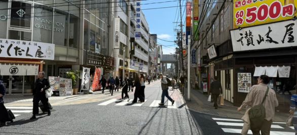 大きな交差点（紙屋町交差点）を、広島ゲートパーク（旧市民球場跡地）方面へ渡ります。
