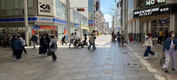そのまま進んでいき、左手にある「ローソン 広島紙屋町二丁目店」を目印右に曲がって、本通り商店街（アーケード）の中に入ります。