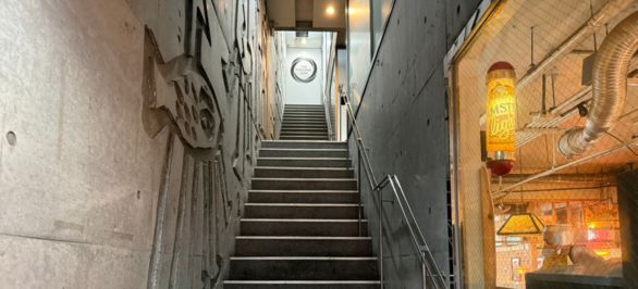 右側にある「清和大手町ビル」の4階が当ジムです。
階段からお上がりください。

