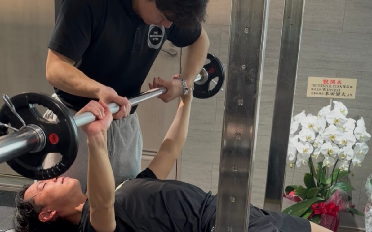 ベンチプレスやっている様子