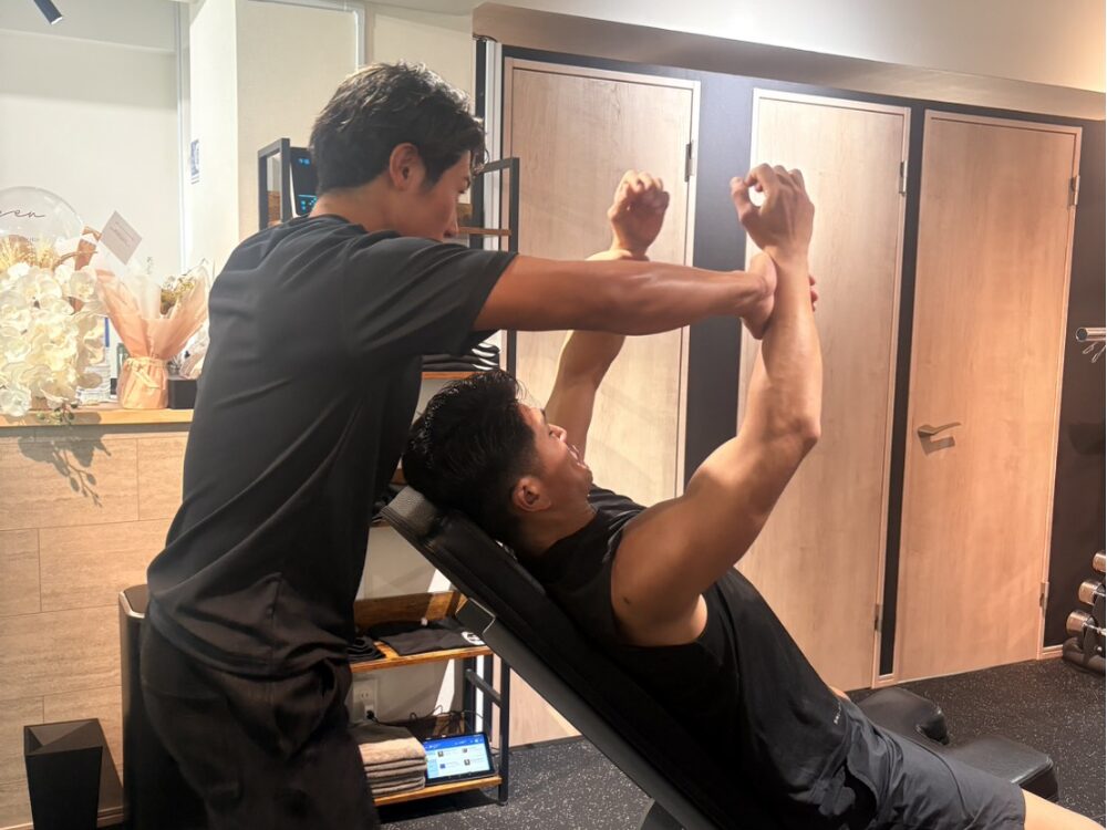 ダンベルフライ後の追い込み補助