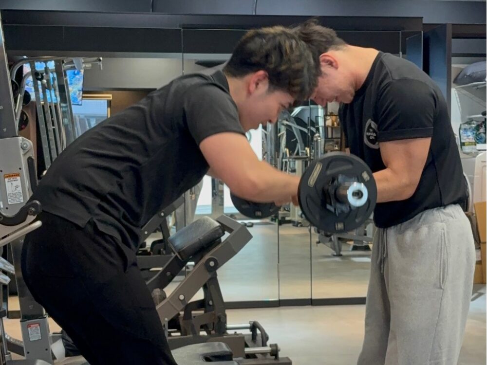 アームカールの補助の様子