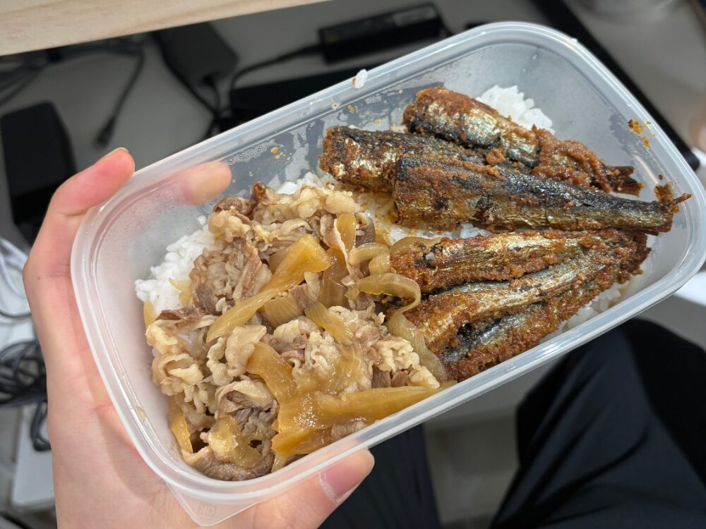 スーパーの焼き魚と牛丼の具
