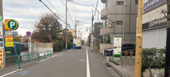 右手に黒と茶色の建物が見えるまで進みます。
