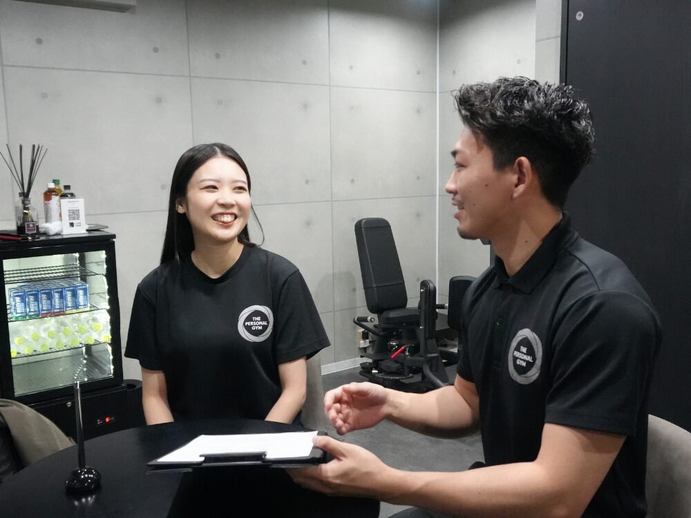 トレーナーがお客様をカウンセリングしている様子