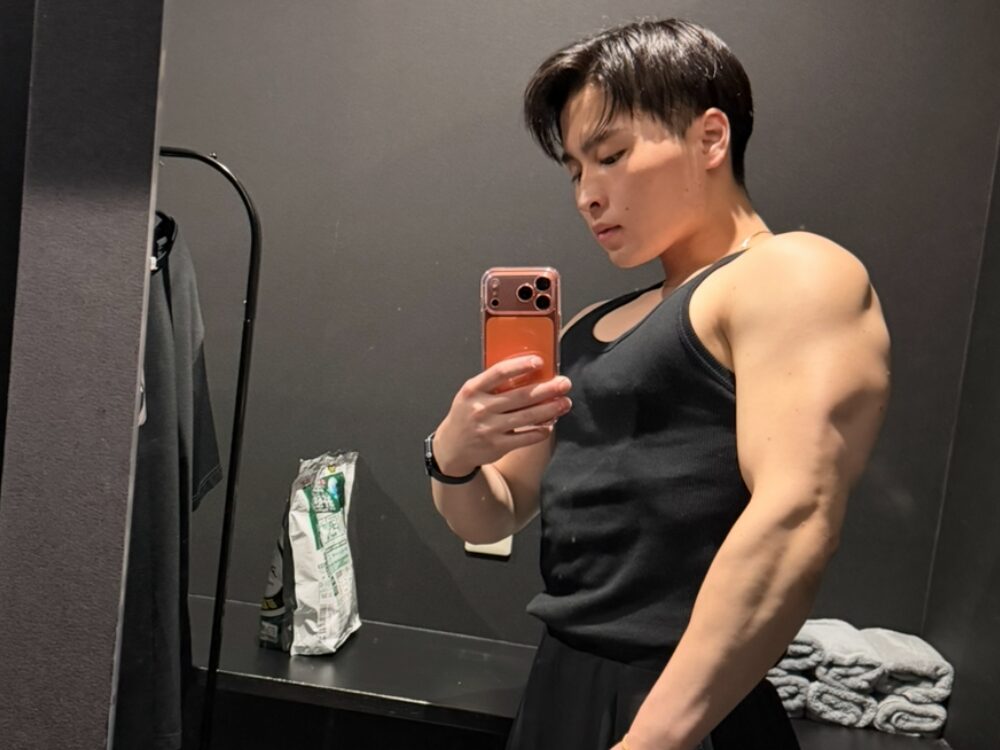 前田トレーナーがタンクトップ姿で自撮りをしている写真