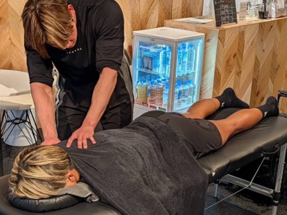 トレーナーがお客様を施術している風景