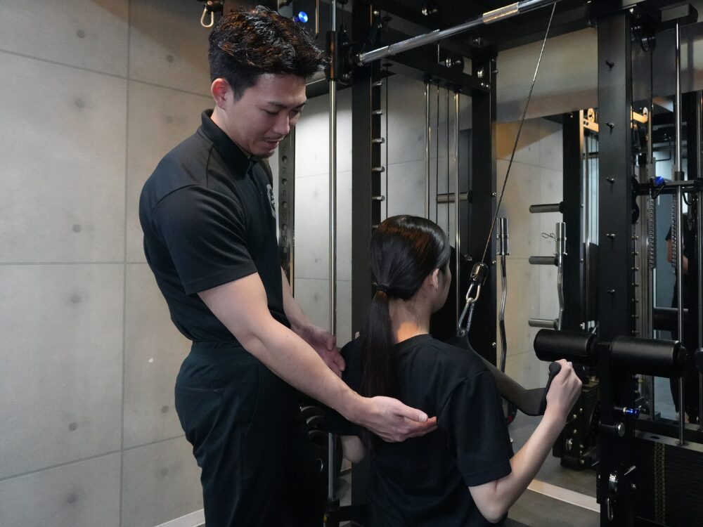 トレーナーがお客様のことをトレーニング指導している