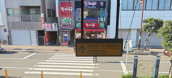 北口を降りるとなか卯が見えますのでそちらを左、西側に進みます。