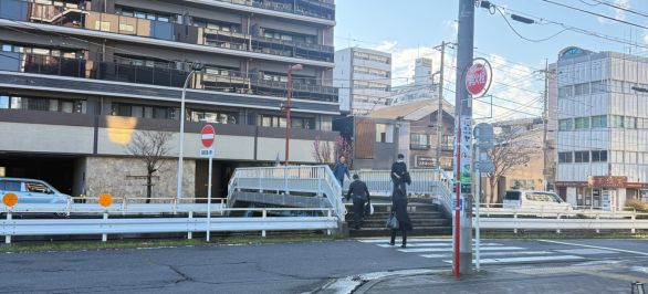 3分ほど歩くとこちらの歩道橋がありますので、渡ってから右、西側に進みます
