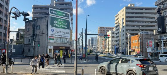 2分ほど歩きますと、豚んちというラーメン屋さんが見える交差点がありますので、そちらを左、西側に歩きます
