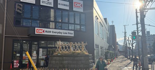 1分ほど進みますとOKなどが入った商業施設がありますので、このまま直進します
