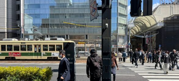 電停を降りたら、左斜め前方にある「本通商店街（アーケード）」の入り口を目指して横断歩道を渡ります。
