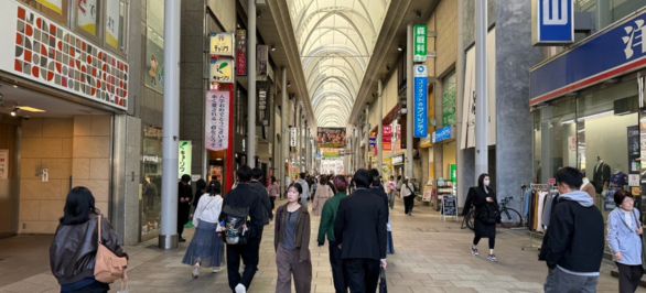 右手に「洋服の青山広島紙屋町店」、左手に「ドコモショップ広島本通店」がある角から、アーケードの中に入ります。
