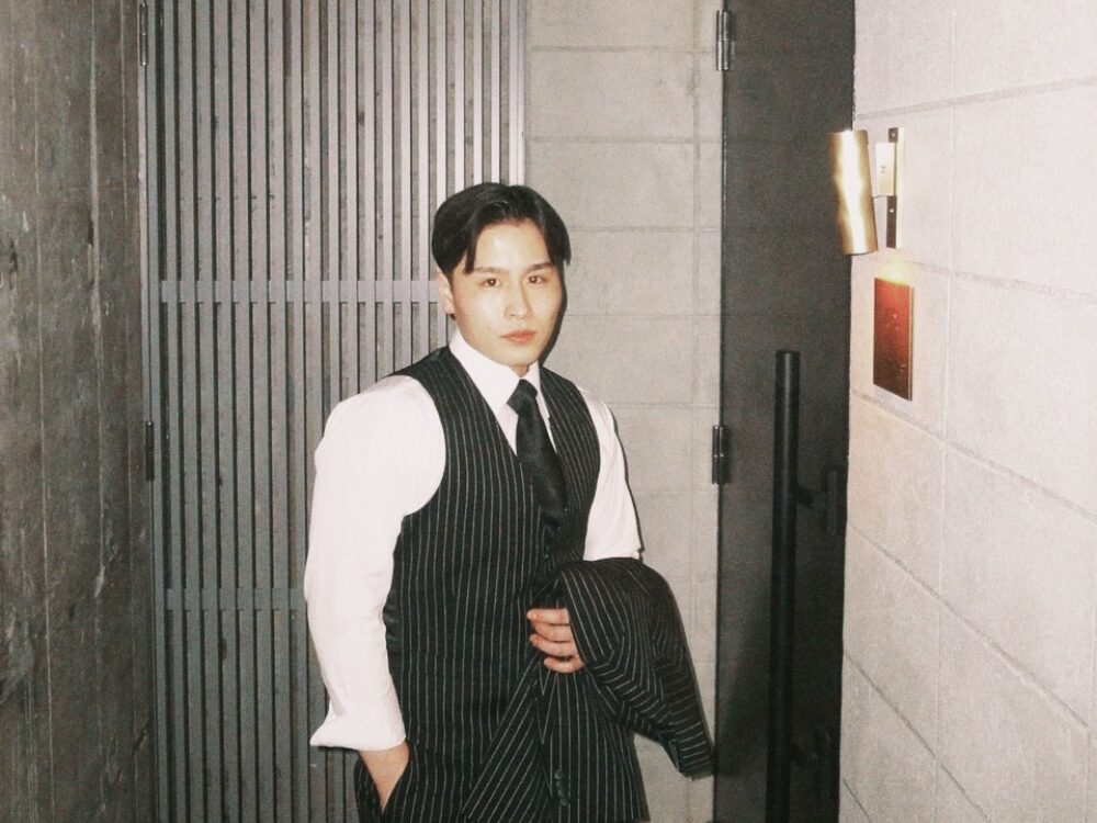 前田トレーナーのスーツ姿の写真