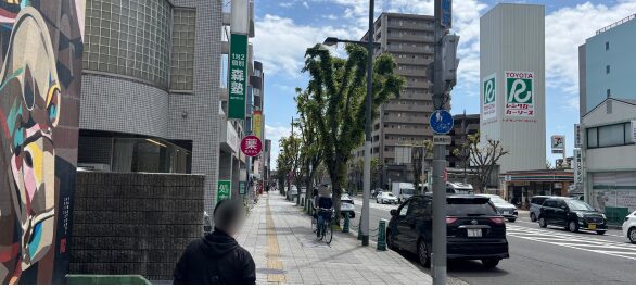 センター街を抜けましたら、信号は渡らず左に曲がり、そのまま直進してください。

