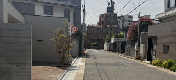 ②駐車場を出て左の「服部形成外科・皮ふ科」方面に直進1分
