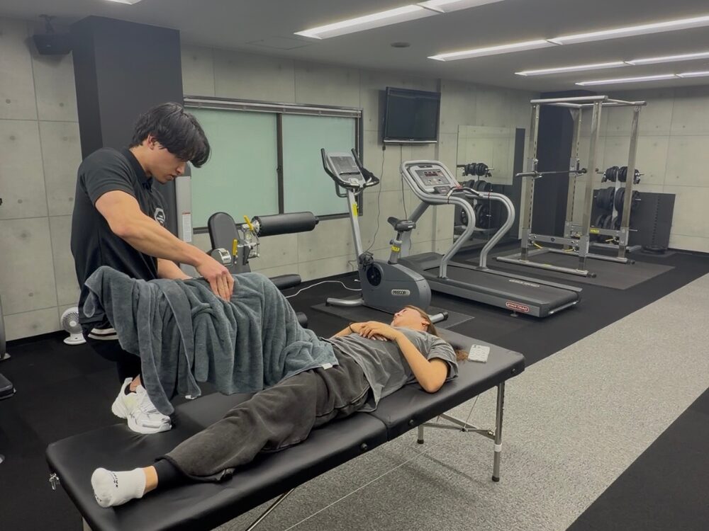 足立トレーナーとお客様の整体風景写真