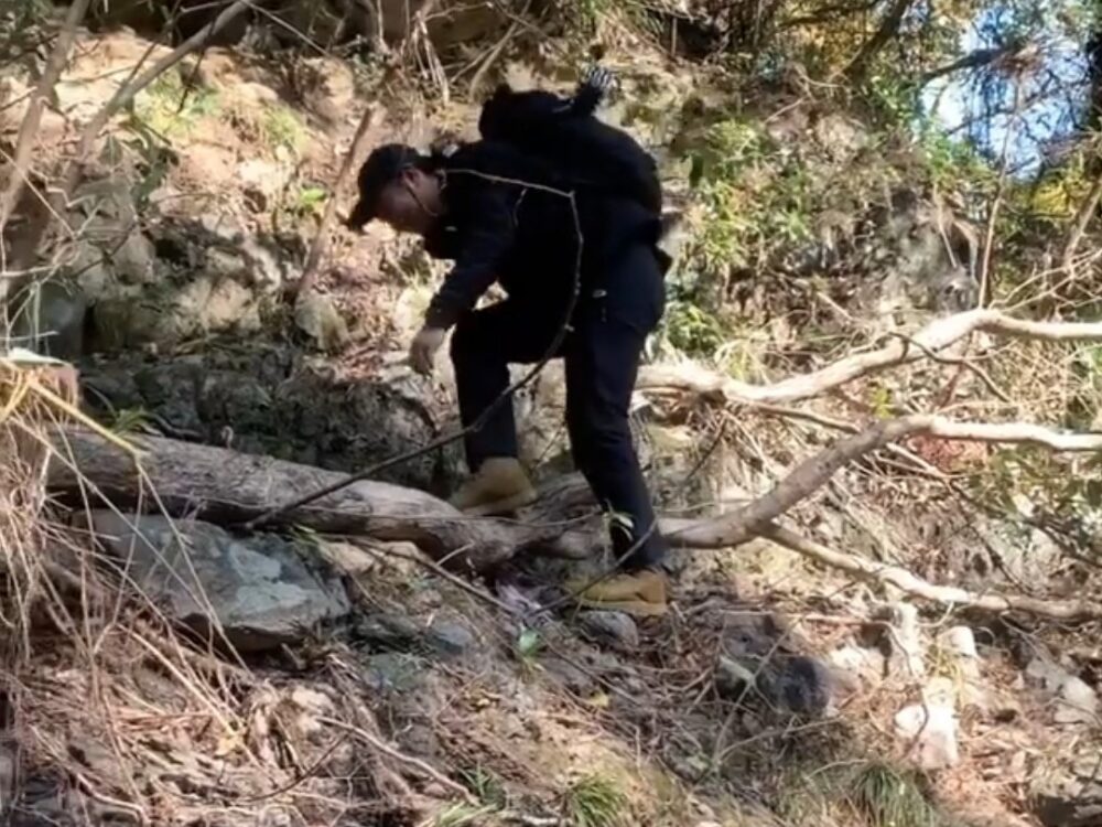 20代男性のお客様の登山シーン