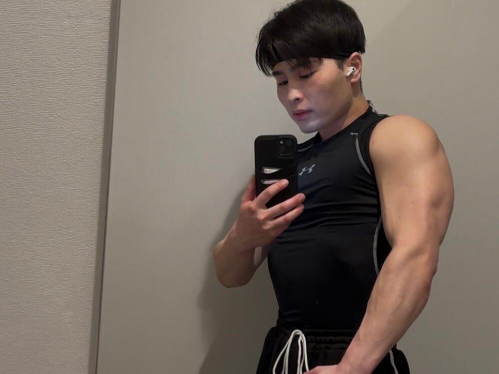 前田トレーナーのタンクトップ姿の写真