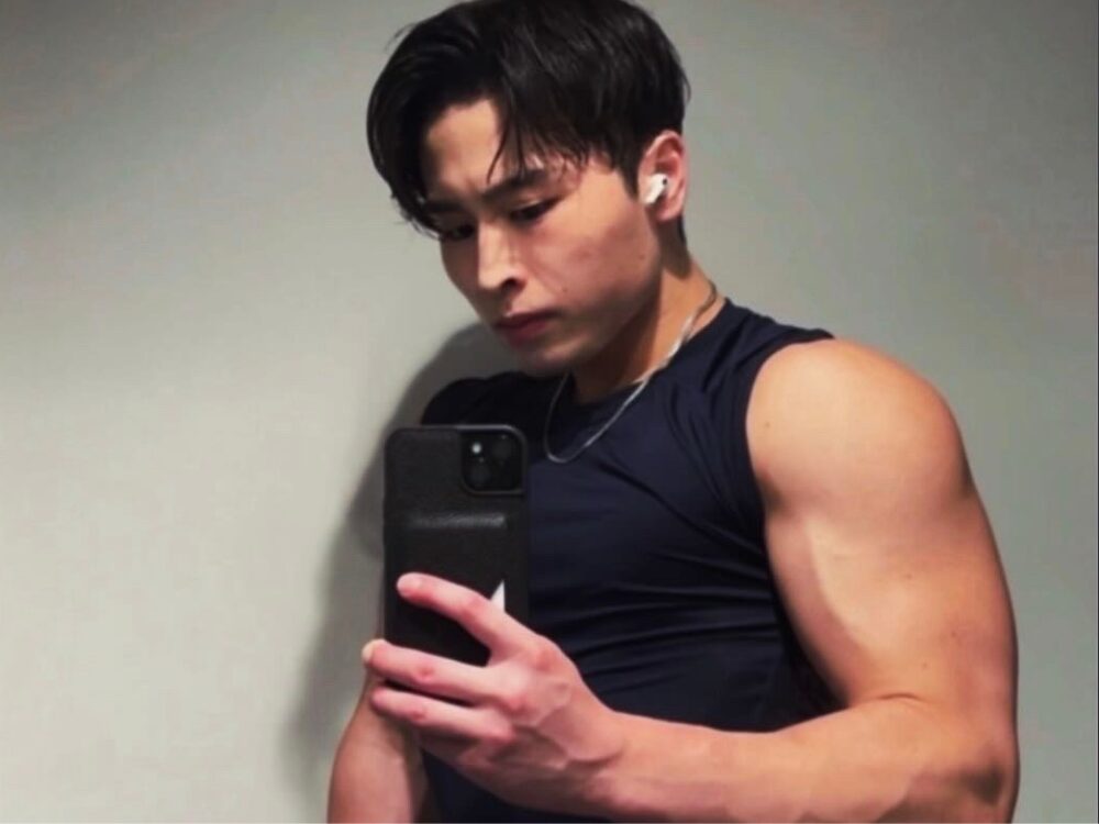 前田トレーナーのタンクトップ姿の写真