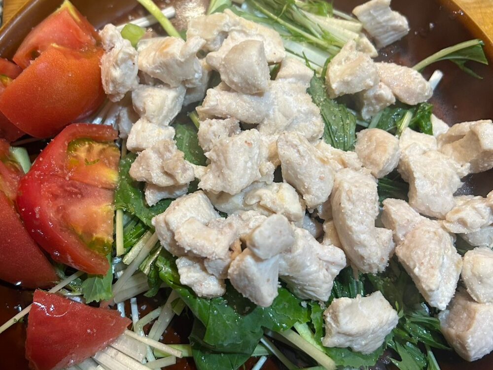 胸肉と野菜のボディビルダーの様な質素なご飯の写真