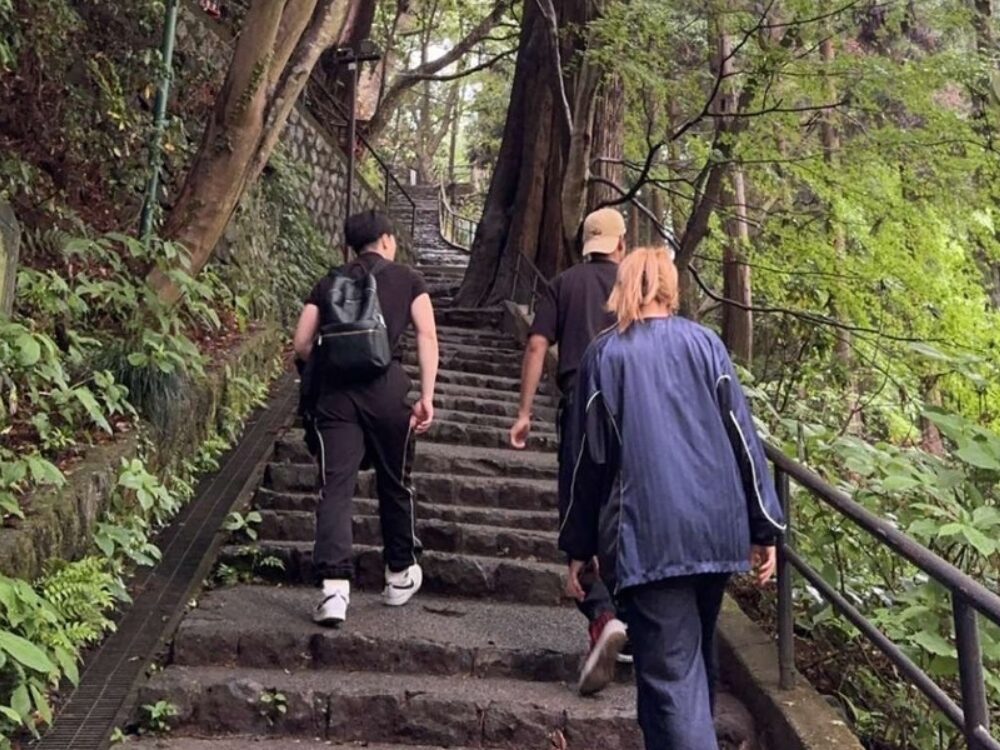 前田トレーナーが友人達と高尾山に登っている様子