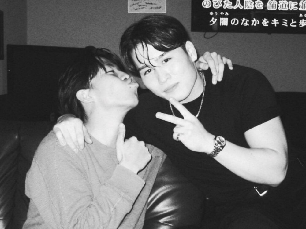 前田トレーナーが親友とお酒の場で楽しんでいる写真