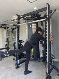 トレーナーが脚トレをしている画像