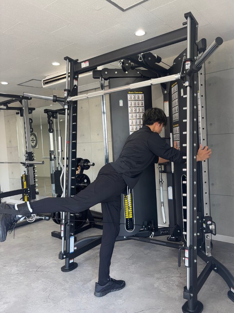 トレーナーが脚トレをしている画像