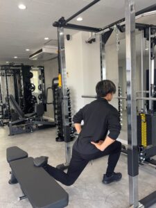 トレーナーが脚トレをしている画像